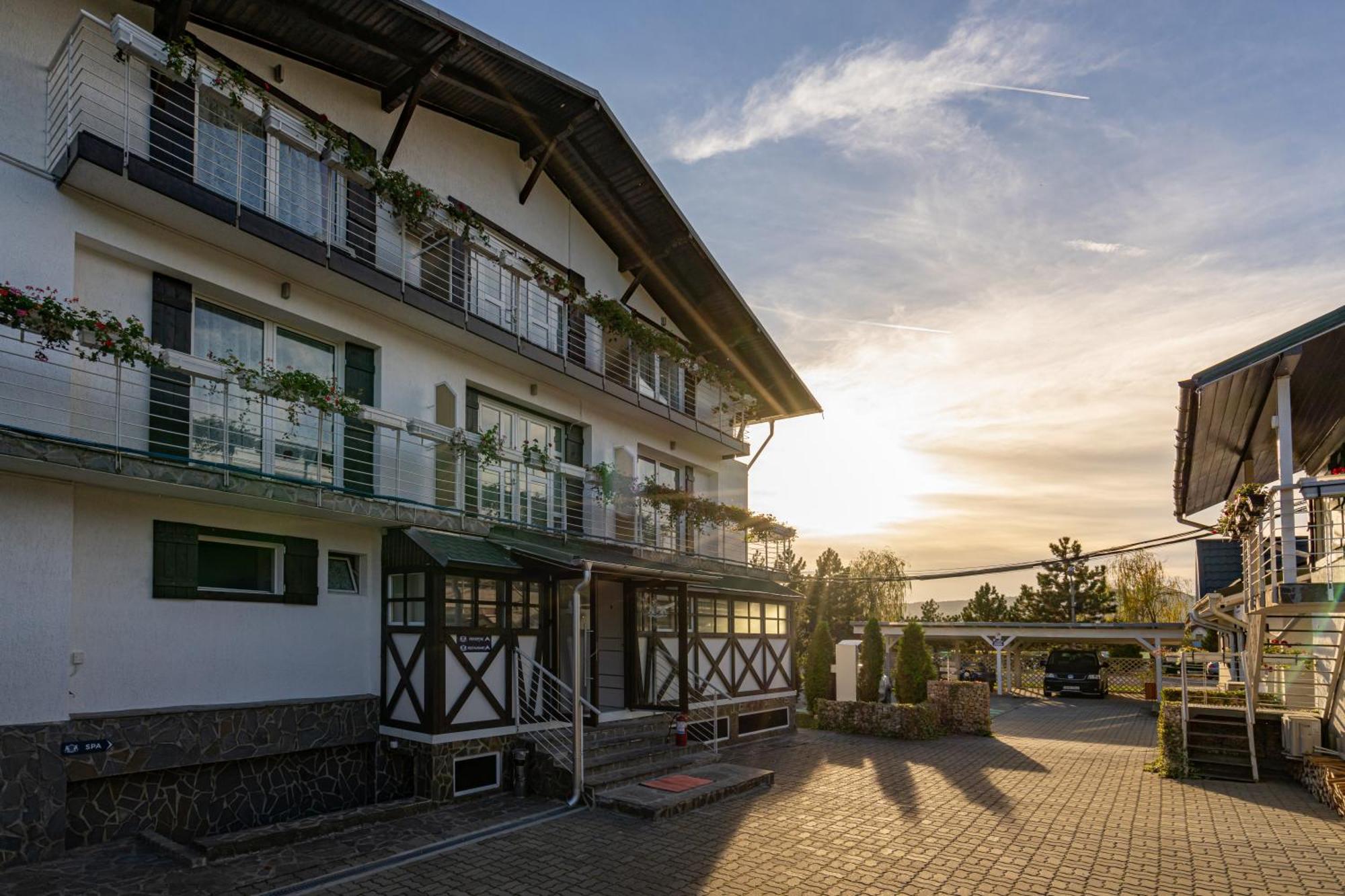 Casa Augsburg Hotell Băneşti Exteriör bild
