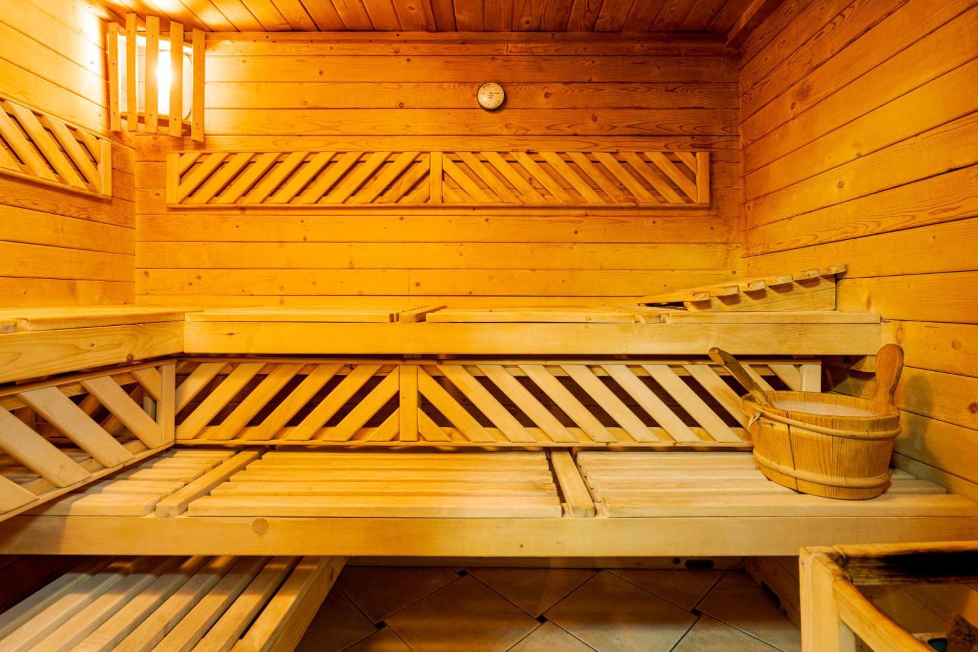 Casa Augsburg Hotell Băneşti Exteriör bild